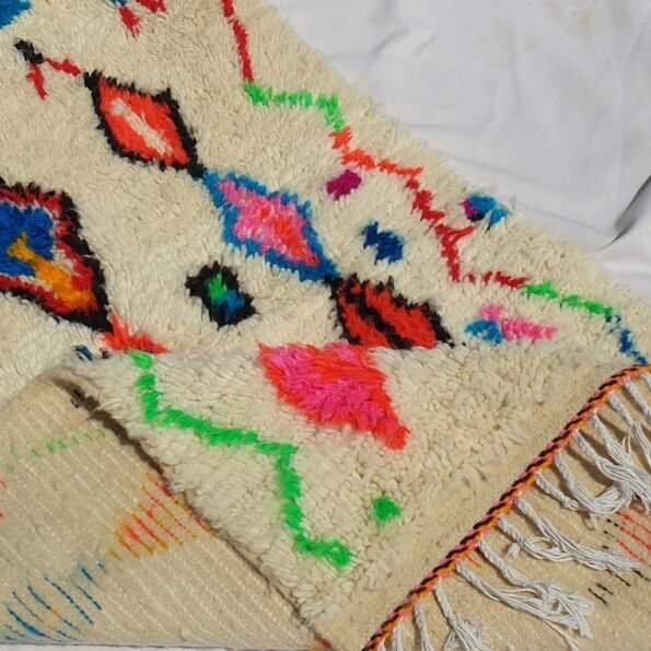 White Azilal Moroccan Rug | Vintage Moroccan Rug | Vintage Berber Rug | Moroccan Area Rug | Authentic Handmade Moroccan Wool Rug | 5'3x3'3 ft - Image 6