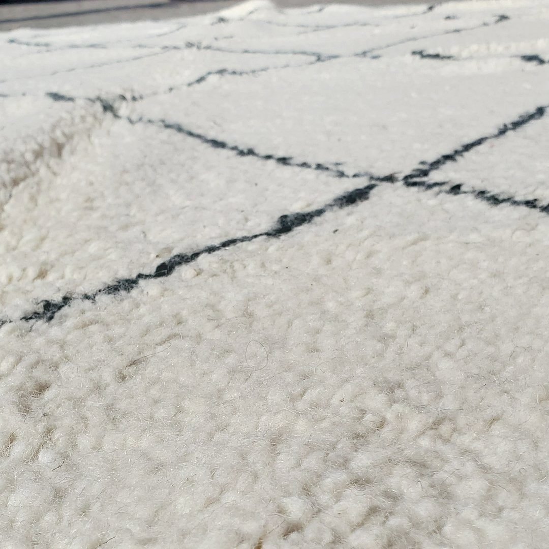 lalla-beni-ouarain-black-white-rug-100-wool-handmade-in-morocco-822550